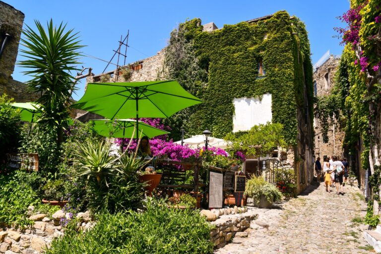 Osteria con dehors fiorito a Bussana Vecchia